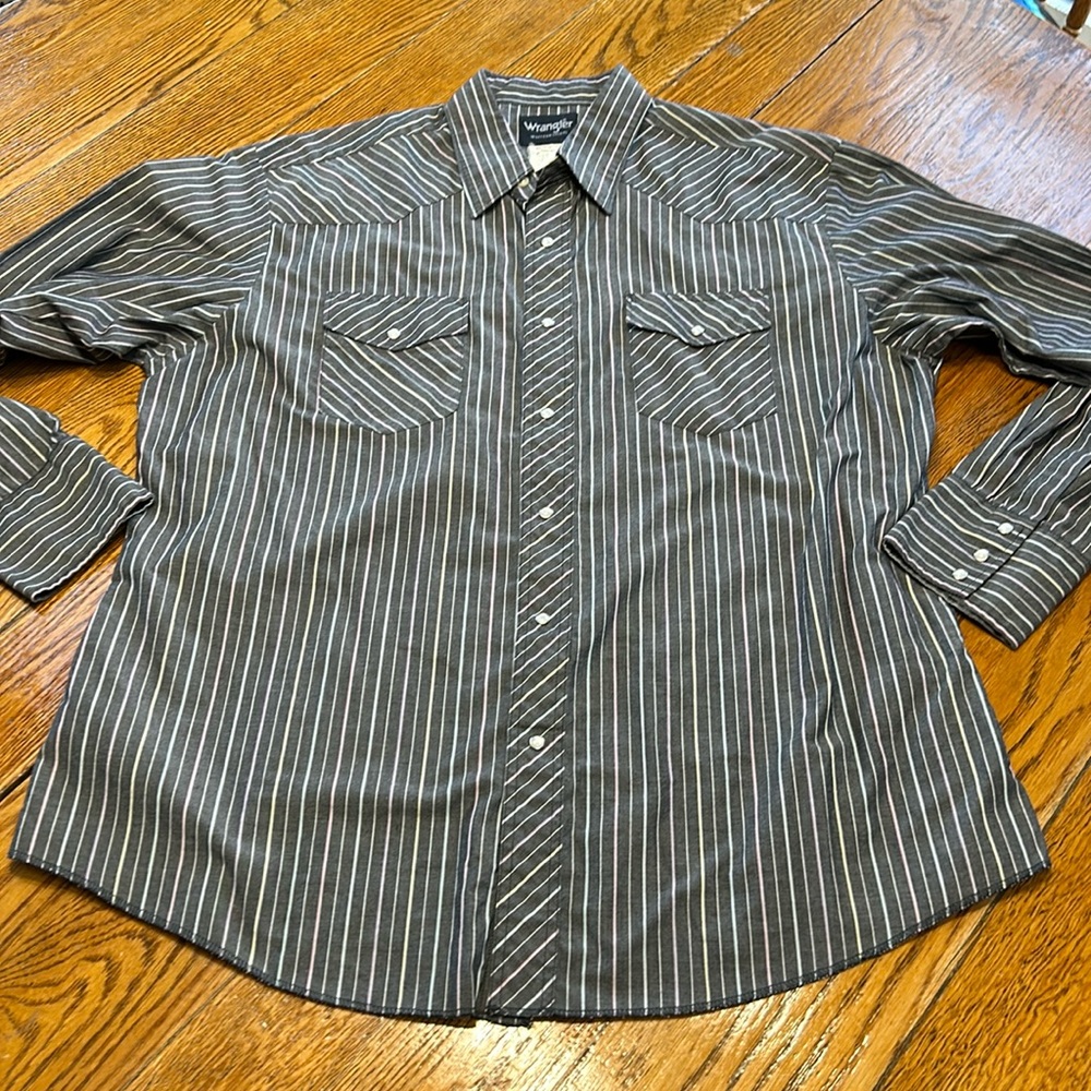 Wrangler Western Pearl snap long sleeve shirt.  Gray w/pastel stripes. Men’s XL.